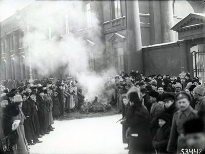 Verbrennung des Zarenwappens auf dem Newski-Prospekt in der Nähe des Kaiserbüros, St. Petersburg, 1917 von Russian Photographer